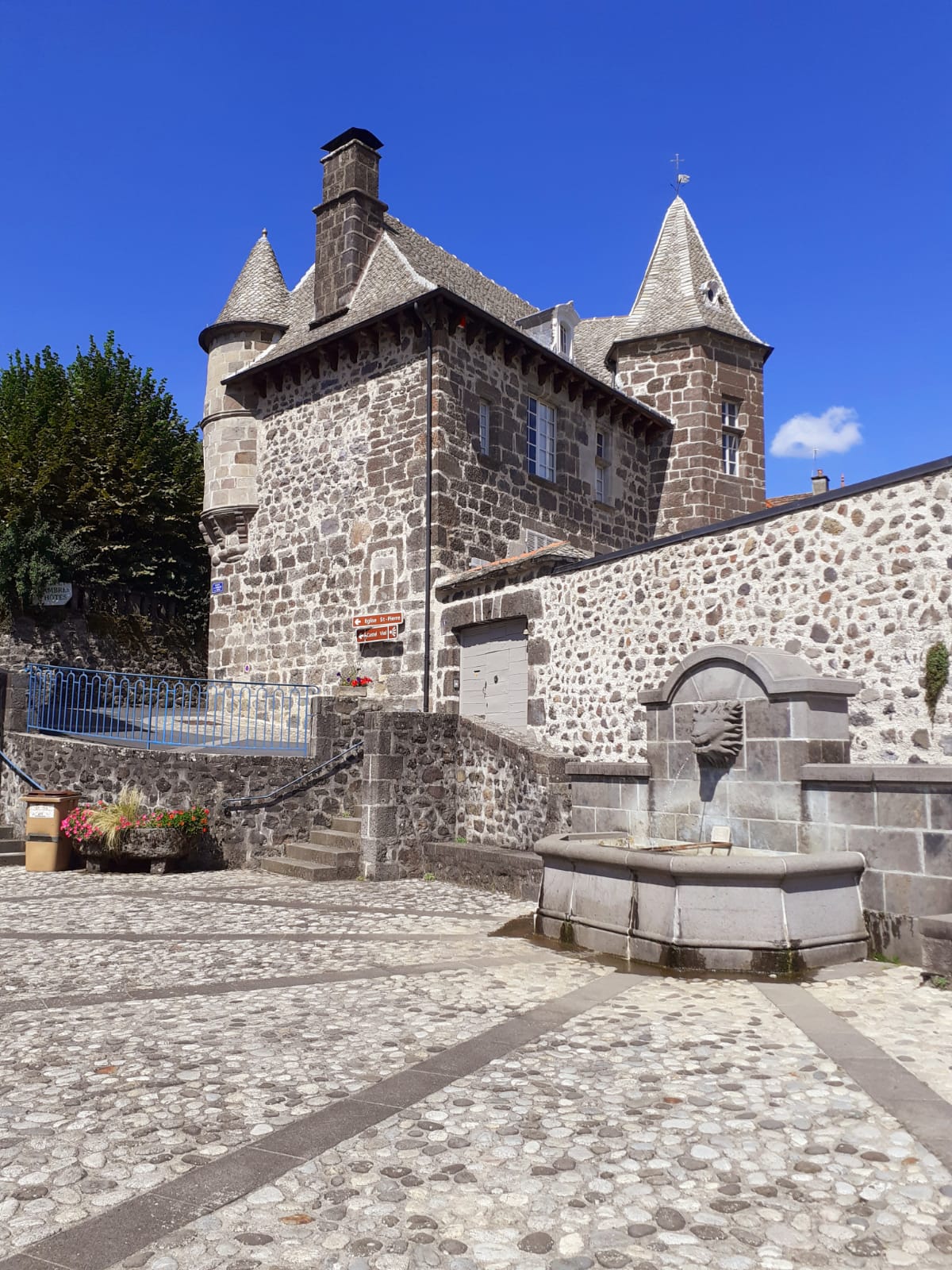 MV-Maison-du-chevalier-des-huttes-cantal-auvergne-rhone-alpes-france-light