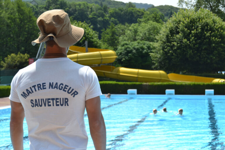 maitre-nageur-piscine-surveillée-de-vic-sur-cere